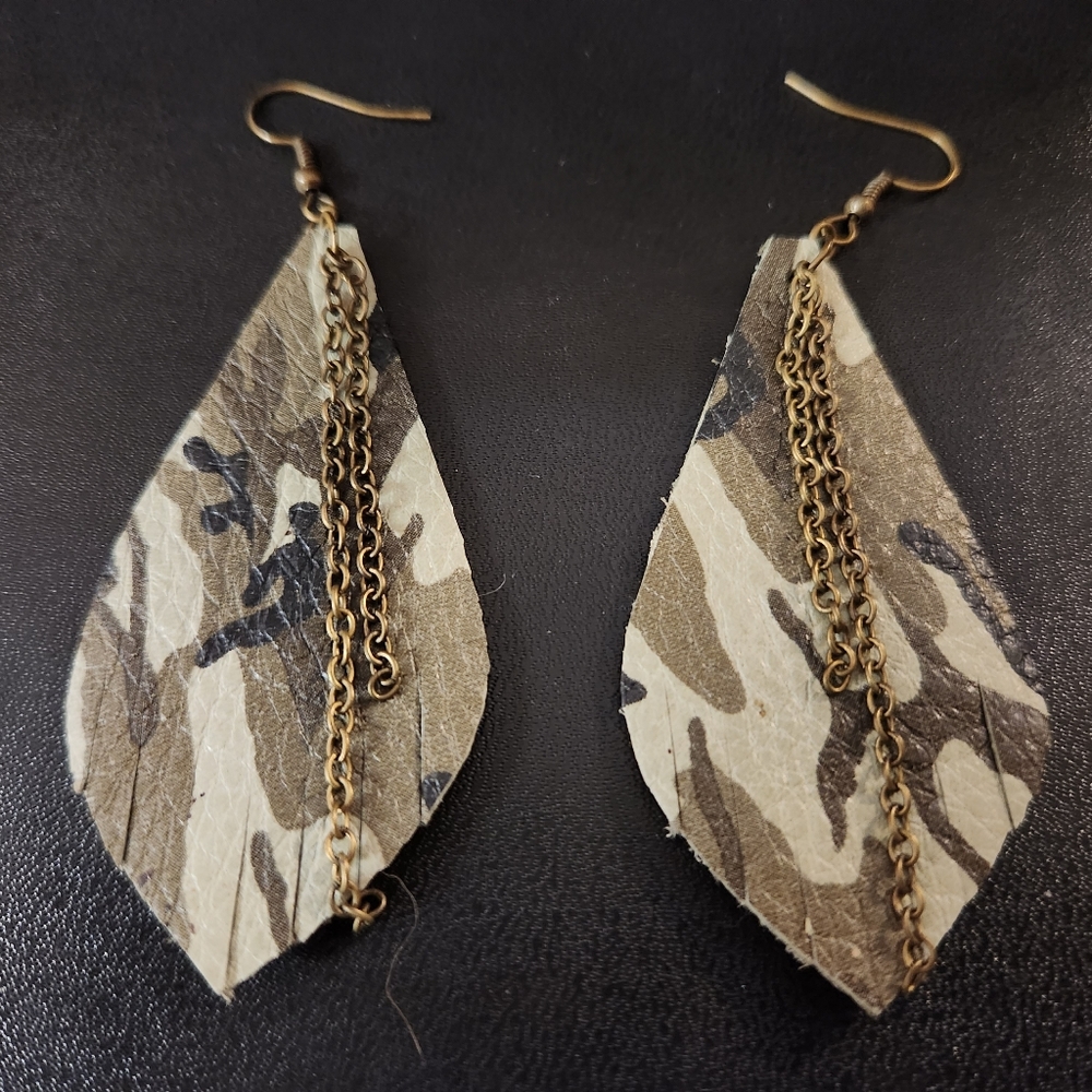 Leather camouflage pattern and chain earrings